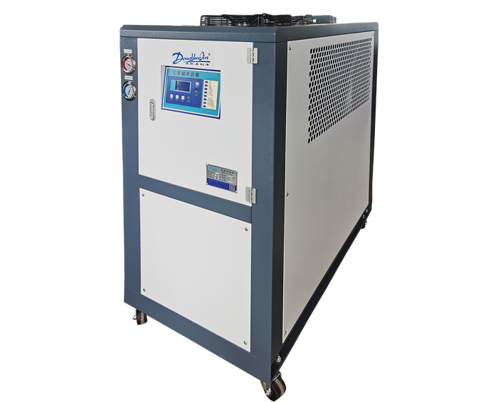 小型風(fēng)冷式冷水機